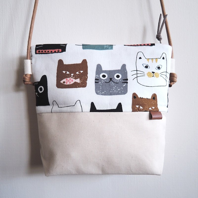 Small oblique backpack - Cats - กระเป๋าแมสเซนเจอร์ - ผ้าฝ้าย/ผ้าลินิน ขาว