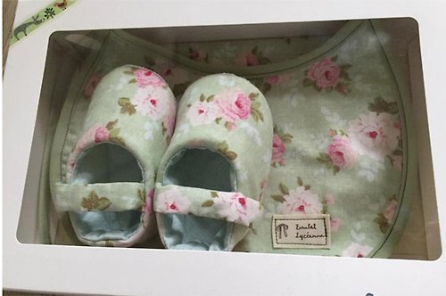 Cocon Zakka 粉綠北歐玫瑰 彌月禮盒兩件組 (嬰兒鞋+圍兜)