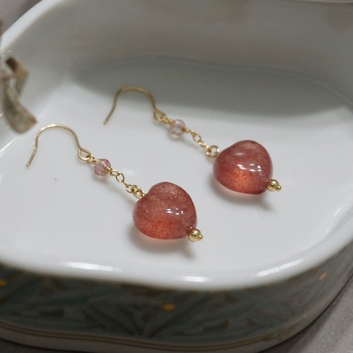 MODOMODO accessory design 飾品設計 ll 心心草莓 ll 愛心草莓晶耳環 --- 美國14kgf包金 注金