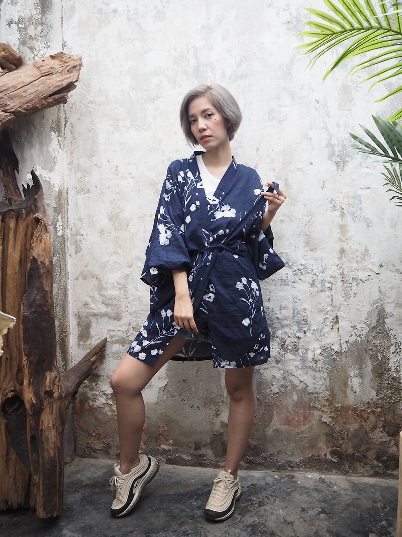 Kimono Blouse, navy blue & white printed, cotton light sucker - 女西裝外套 - 棉．麻 藍色
