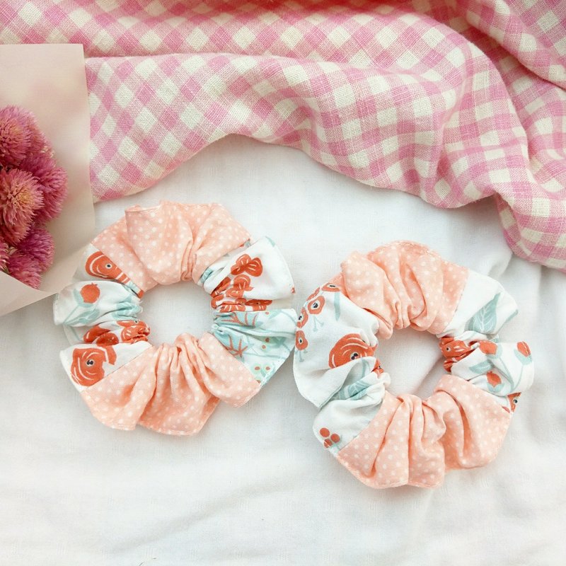 Beautiful safflower. Handmade Donut Hair Bundle Scrunchie - เครื่องประดับผม - ผ้าฝ้าย/ผ้าลินิน สึชมพู