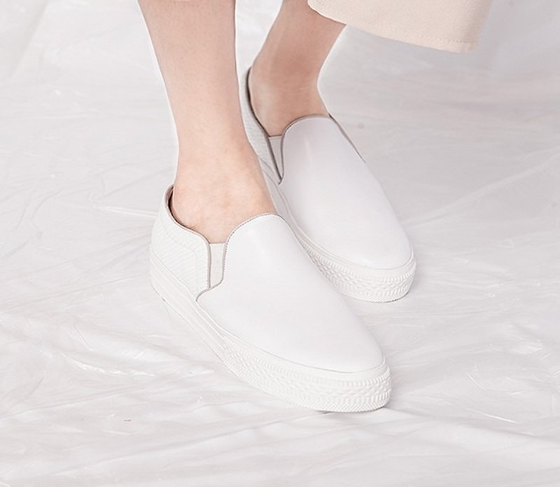 Comfortable leather casual shoes with white grey edges - รองเท้าลำลองผู้หญิง - หนังแท้ ขาว