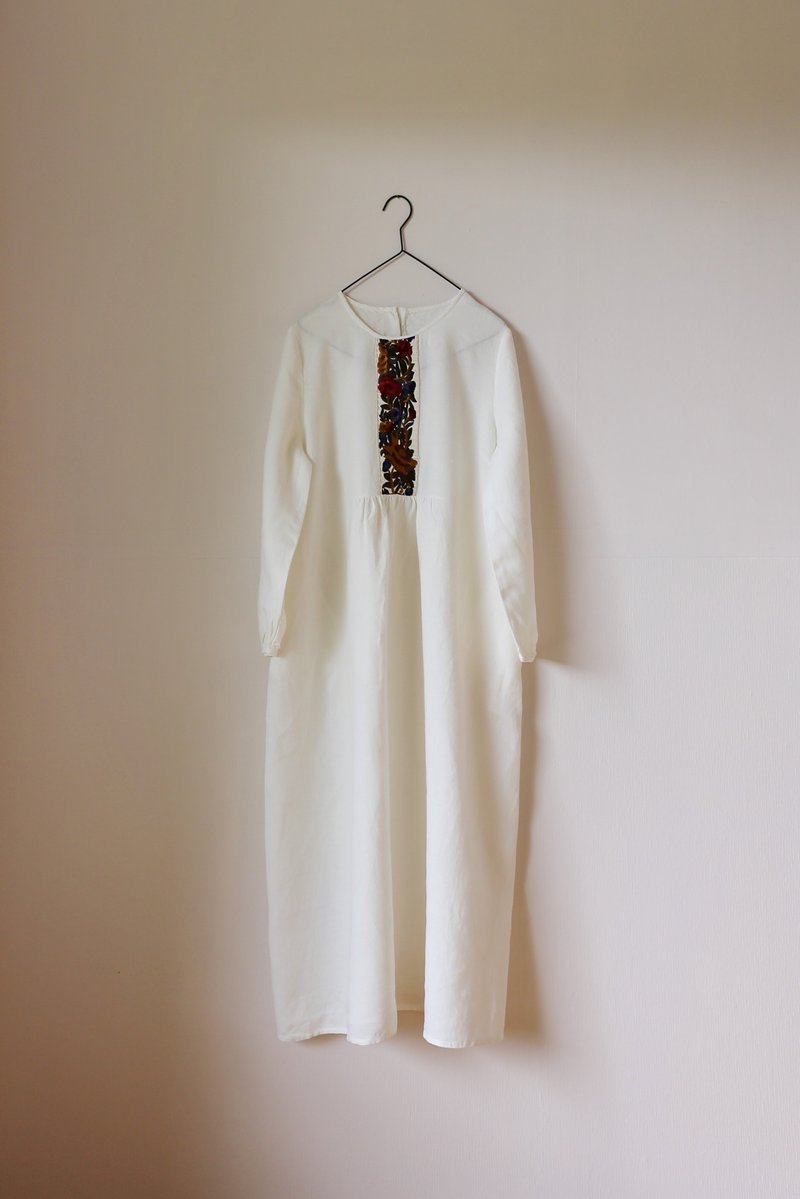 白茉莉 中式古典刺繡 天然純亞麻 長袖洋裝 微寬鬆 - 洋裝/連身裙 - 棉．麻 白色