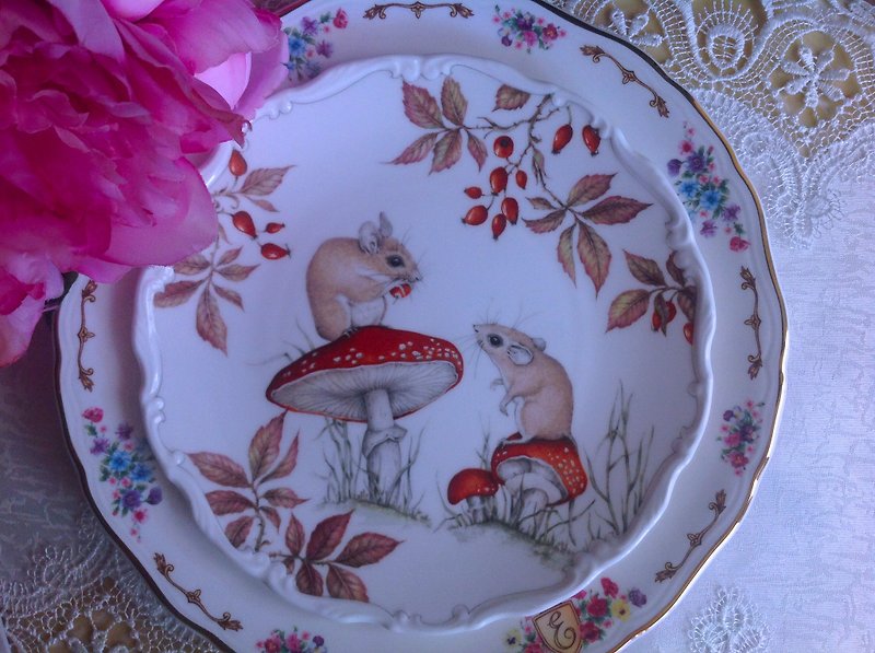 British Royal League four seasons autumn mouse painted cake plate, snack plate, fruit plate - จานเล็ก - เครื่องลายคราม สีแดง