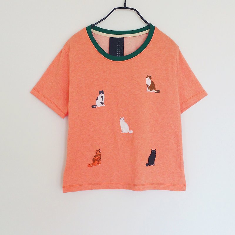 Cat Sit : Salmon Orange Color / Short Sleeve Top Shirt - เสื้อยืดผู้หญิง - ผ้าฝ้าย/ผ้าลินิน สีส้ม