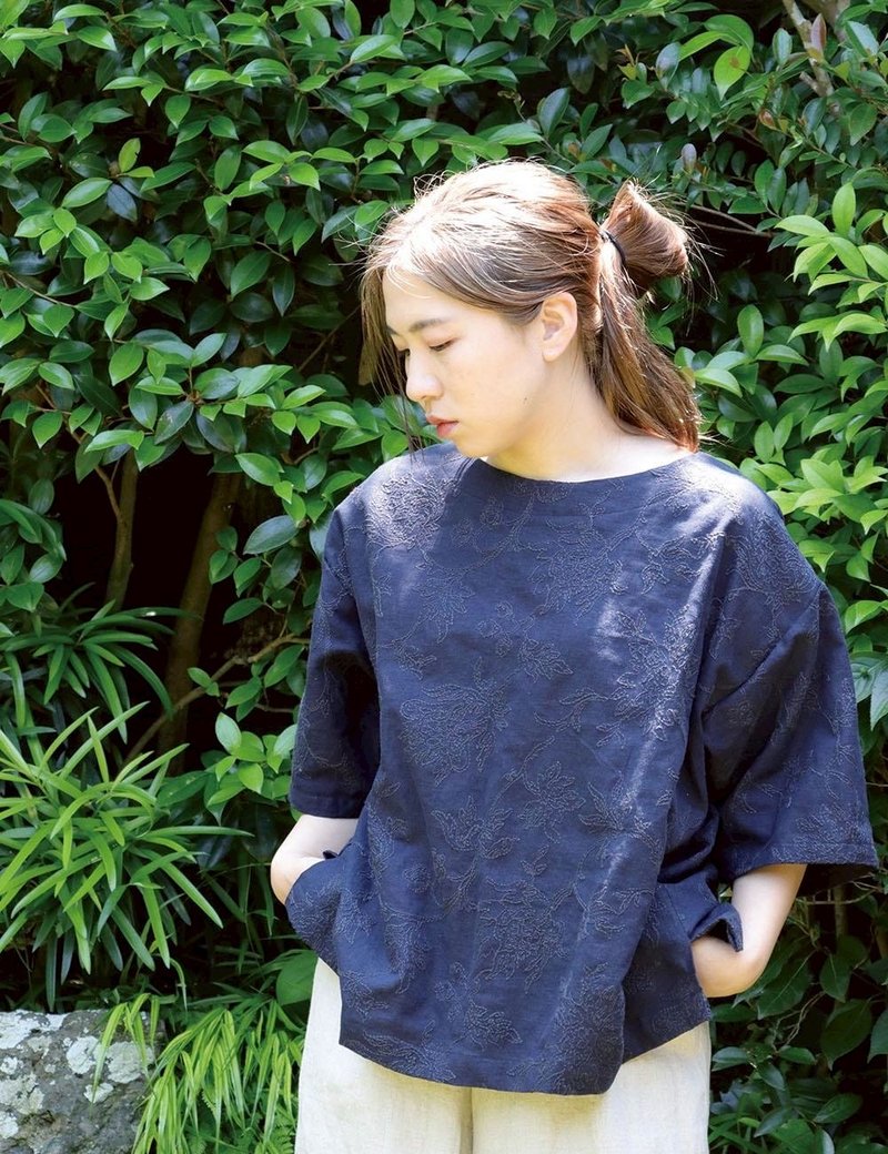 リネン混 刺繍生地のプルオーバー（紺） - 女上衣/長袖上衣 - 棉．麻 藍色
