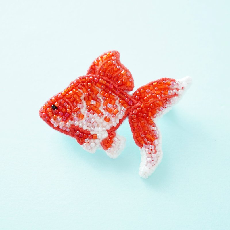 金魚のブローチ　ビーズ刺繍ブローチ - 胸針 - 其他材質 紅色