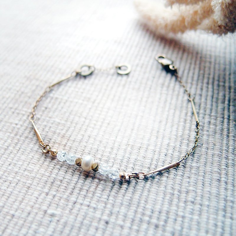 VIIART. Daiyu. Pearl crystal bracelet Bronze - Bracelets - Other Metals White