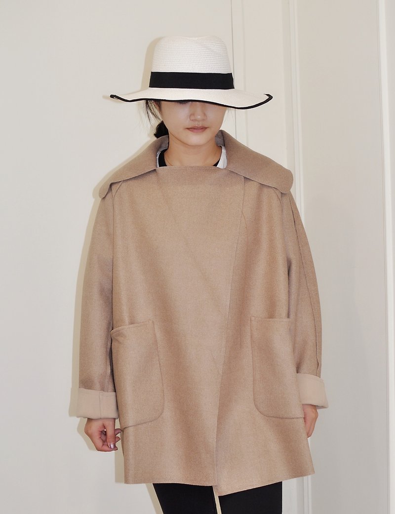 Flat 135 X Taiwanese designer series lapel mid-length coat with big apricot pockets - เสื้อแจ็คเก็ต - ผ้าฝ้าย/ผ้าลินิน สีทอง