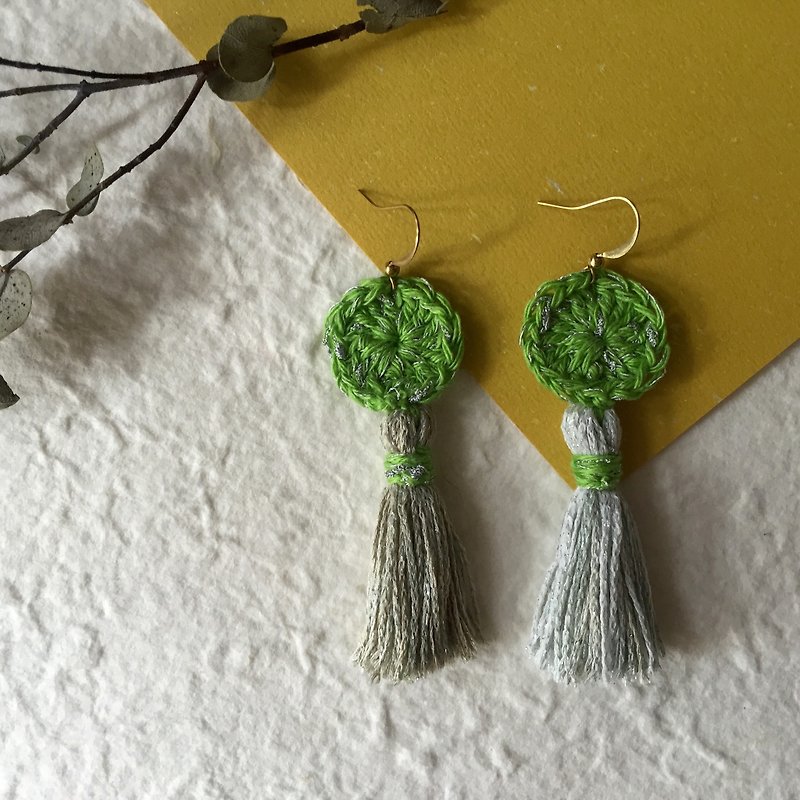 Handmade tassel earrings  |  green apple x silver  |  Crochet circle - ต่างหู - ผ้าฝ้าย/ผ้าลินิน สีเขียว