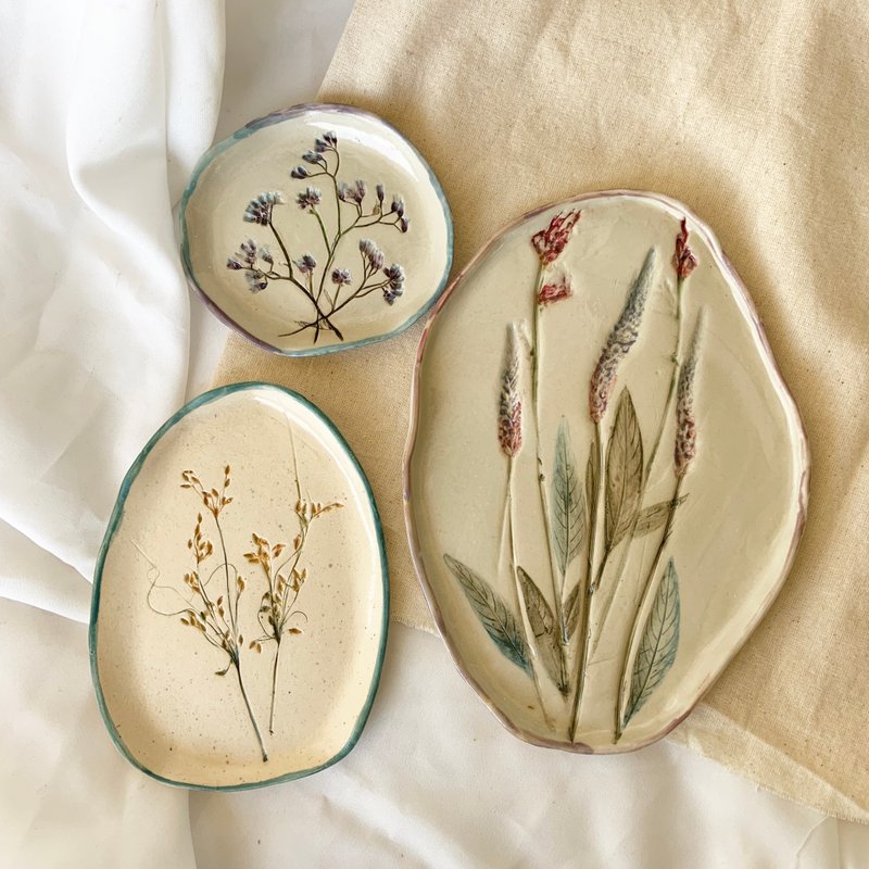 Pressed flower plate - Plates & Trays - Pottery Multicolor