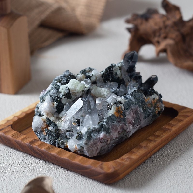 劍龍稜-綠簾石水晶共生原礦-花園水晶 - 擺飾/家飾品 - 水晶 灰色