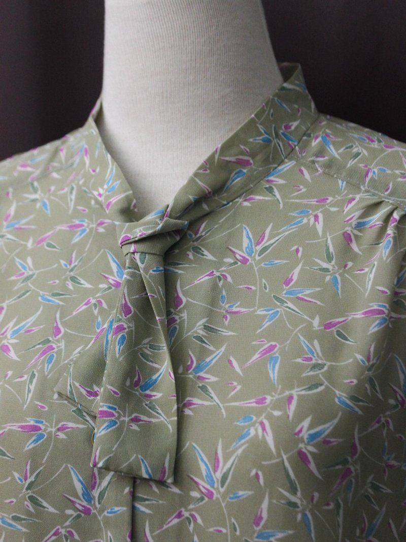 [RE1123T296] autumn and winter Japanese vintage gray-green floral geometric vintage shirt - Women's Shirts - Polyester Green