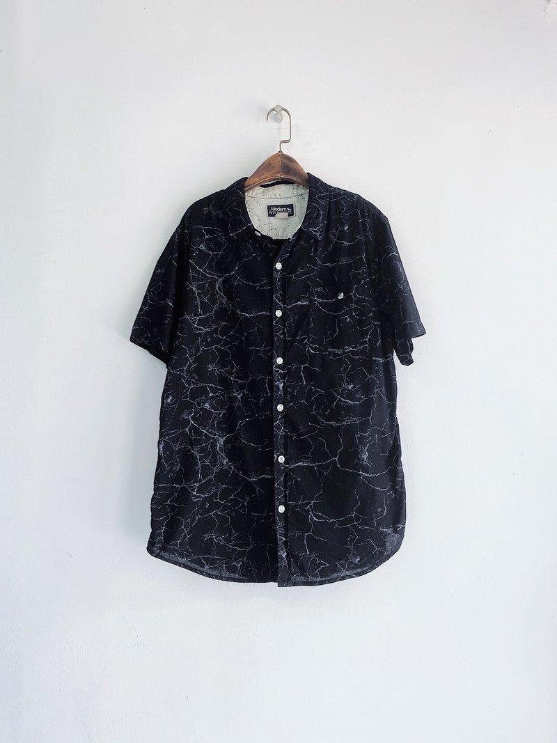 modern amusement Marble Vintage Aloha Shirt - เสื้อเชิ้ตผู้หญิง - ผ้าฝ้าย/ผ้าลินิน สีดำ
