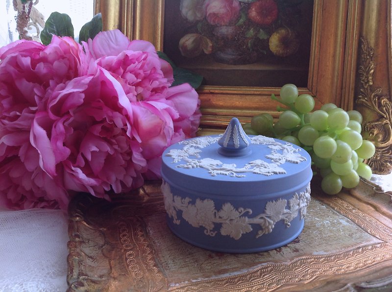 英國骨瓷Wedgwood jasper 藍色碧玉浮雕葡萄藤大型珠寶盒,飾品盒 - 居家收納/收納盒/收納用品 - 瓷 藍色