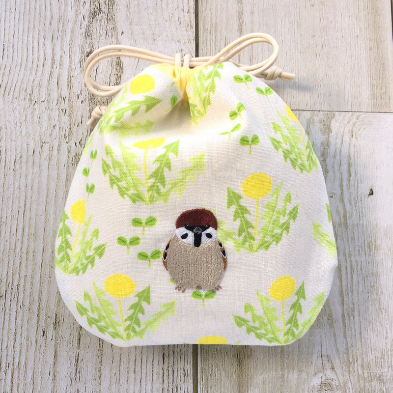 Hand-embroidered drawstring with sparrow and dandelion - กระเป๋าเครื่องสำอาง - ผ้าฝ้าย/ผ้าลินิน สีเหลือง