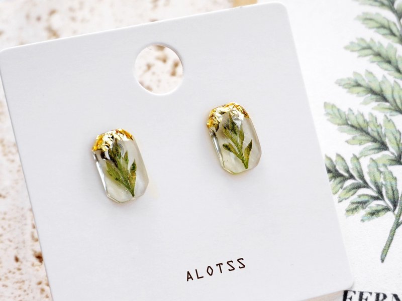 Resin / earring / green / Resin Jewelry, Cool Earring, Gift for her, Pressed Flo - Earrings & Clip-ons - Plants & Flowers 