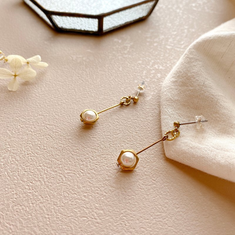 Summer bubbles-Brass pearl earrings - ต่างหู - ทองแดงทองเหลือง ขาว