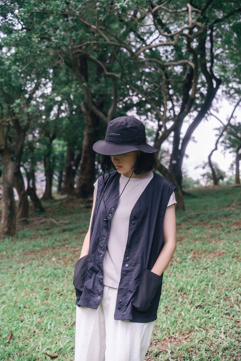 Japanese unisex vest, breathable, windproof and sunscreen (made in Hong Kong) - เสื้อผู้หญิง - ไนลอน สีดำ