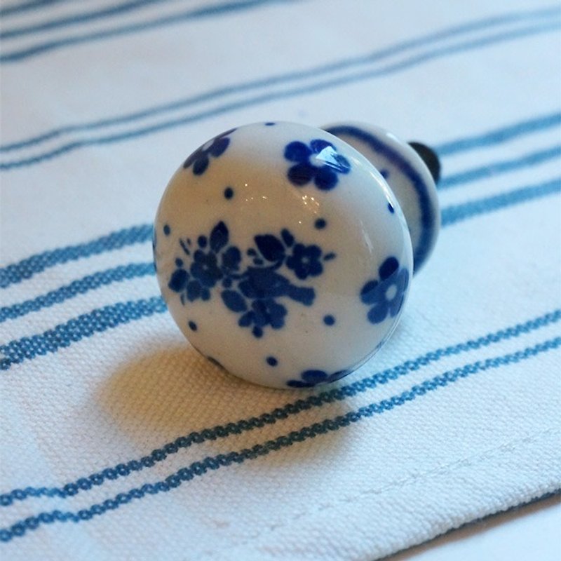 ポーランドのハンドペイントセラミックハンドル（小さな青い花） - 置物 - 磁器 