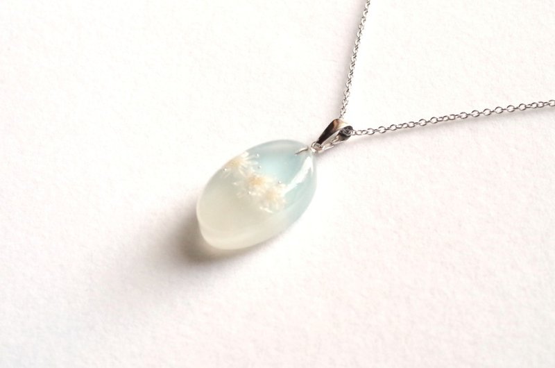 Resin art bicolor flower pendant, light blue - Necklaces - Other Materials Blue