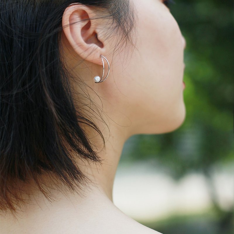Miss QueenyOriginal | 上月月耳钉 Natural pearl sterling silver semicircular stud earrings - ต่างหู - โลหะ สีเงิน