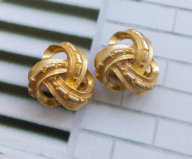 刷金 立體 旋圈 夾式耳環。西洋古董飾品 - 耳環/耳夾/耳骨夾 - 其他金屬 金色