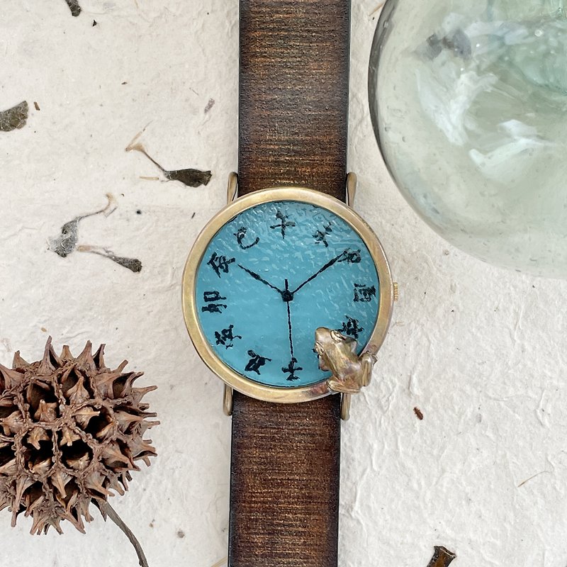 池をのぞく蛙腕時計L深青緑江戸文字 - 腕時計 - 金属 ブルー