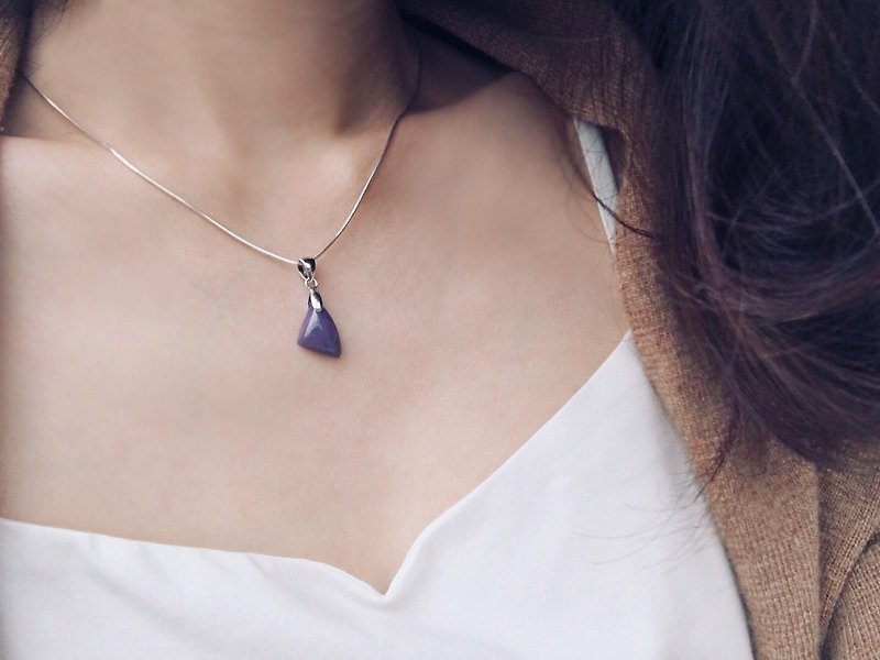[Ofelia.] Natural Stone Series - Natural Special Triangle Sue Sterling Silver Necklace (Unique Only One) [J107-Jon] - สร้อยคอ - เครื่องเพชรพลอย สีม่วง