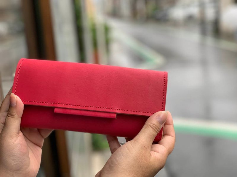 OVER　母に感謝、カーネーション色　オーバーフラップ長財布　見通しの良いヌメ革　OFW–RRR–RRR–R - 錢包/皮夾/長短夾 - 真皮 紅色