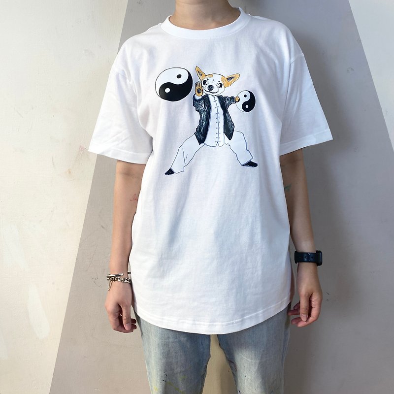 Original hand-painted T shirt specializing in Taiji dog fantasy animal series - เสื้อยืดผู้หญิง - ผ้าฝ้าย/ผ้าลินิน ขาว