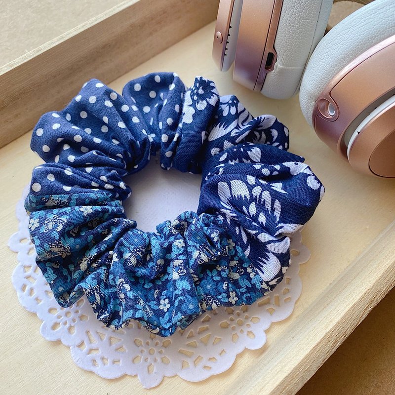 Pure handmade limited edition floral patchwork blue donut scrunchie - เครื่องประดับผม - ผ้าฝ้าย/ผ้าลินิน 