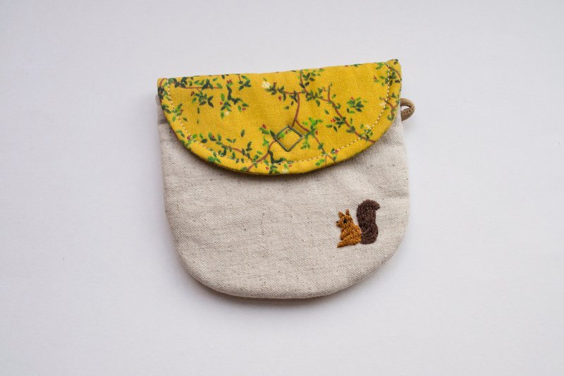 松鼠 Squirrel Embroidered Linen Wee Pouch - 化妝包/收納袋 - 棉．麻 多色