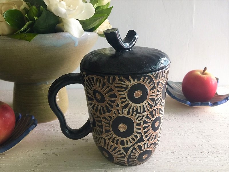 Wheel Engraving with Cover Mug_Ceramic Mug - Mugs - Pottery Black
