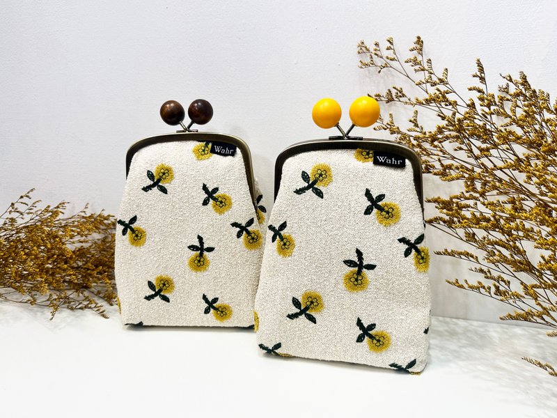 Three-dimensional embroidery small yellow flower wood bead kiss lock bag clutch bag mobile phone bag shoulder bag carry-on bag - กระเป๋าแมสเซนเจอร์ - ผ้าฝ้าย/ผ้าลินิน สีเหลือง