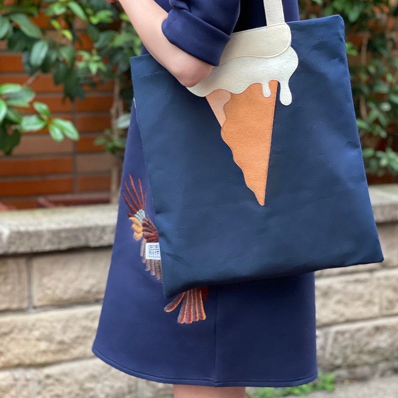 [Pattern is not printing] Vanilla ice cream, dark blue canvas bag - กระเป๋าแมสเซนเจอร์ - ผ้าฝ้าย/ผ้าลินิน สีน้ำเงิน