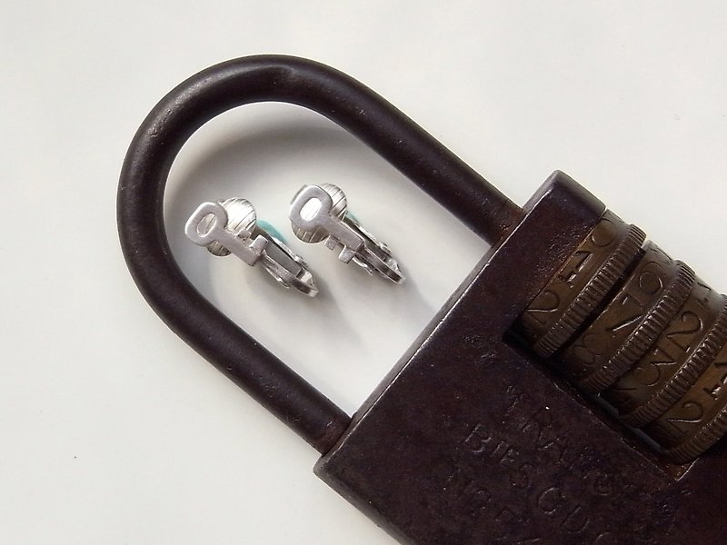 Tiny key Clip-on Earrings--Sterling Silver--Silver key Earrings - ต่างหู - เงิน สีเทา