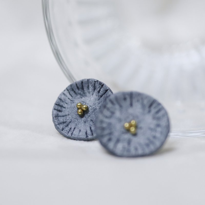 2:02 AM 想在妳的耳朵裡種一盆花－皮革耳環 - 耳環/耳夾/耳骨夾 - 真皮 灰色