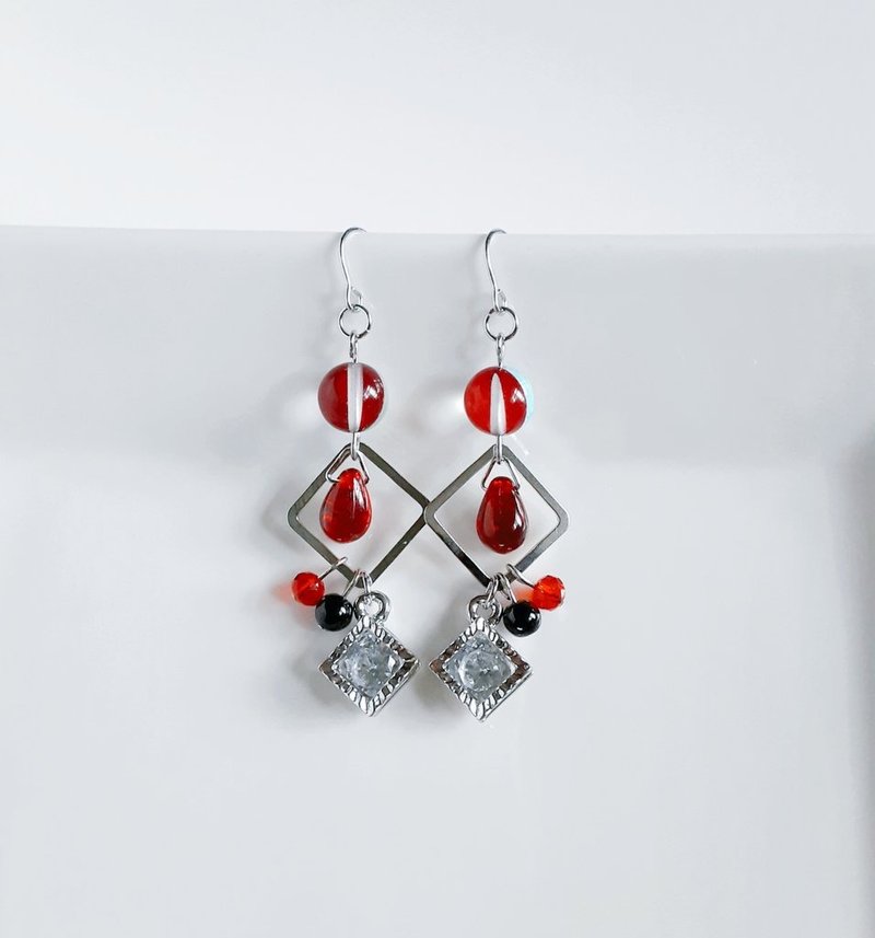 Shiny red zirconia-style charms, Luna Flash and square earrings, red earrings, birthday gift, glass beads, hypoallergenic earrings or Clip-On can be changed - ต่างหู - แก้ว สีแดง