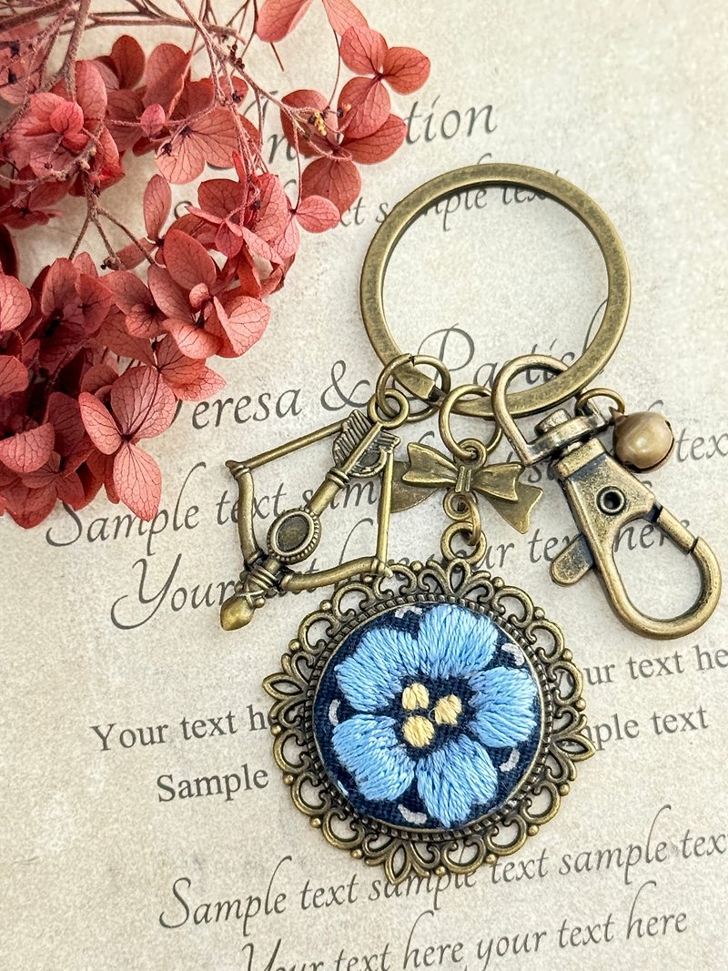 Embroidered flower keychain - ที่ห้อยกุญแจ - งานปัก สีน้ำเงิน
