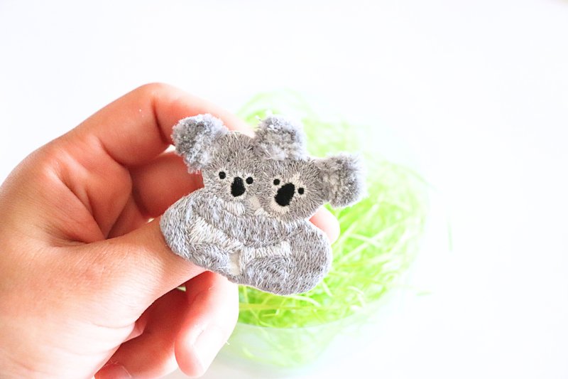 Cute, fluffy ears, hand-embroidered koala brooch - เข็มกลัด - งานปัก สีเทา