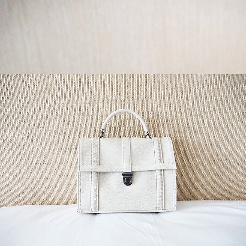 Mini White Cover Bag (M) - 側背包/斜孭袋 - 繡線 白色