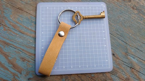 就是愛木頭 台灣早期銅製古董老鑰匙加全新手工牛皮鑰匙圈(D)