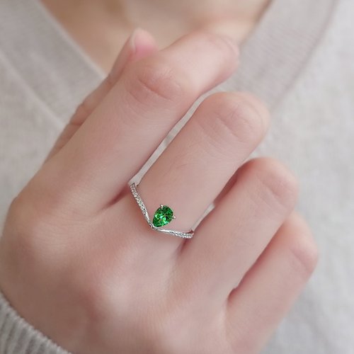 Joyce Wu Handmade Jewelry 天然梨形水滴形 沙弗萊石 鑲鑽 18K 白戒指 祖母綠色系