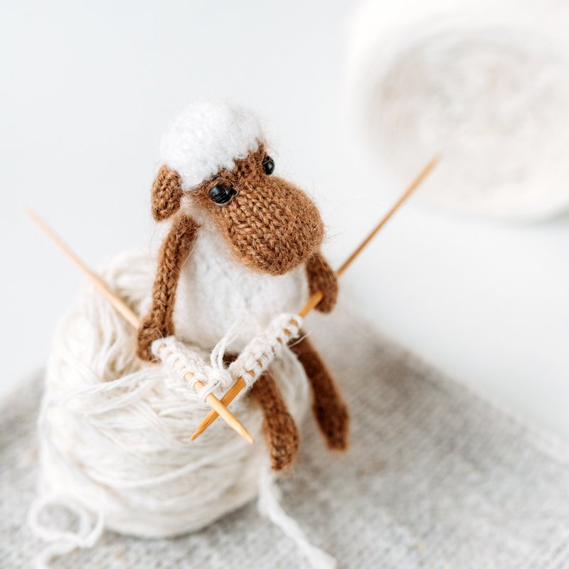 Little Lamb knitting pattern. Amigurumi sheep step by step tutorial. DIY - 手工藝教學/工具書 - 其他材質 