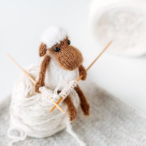 Cute Knit Toy Little Lamb knitting pattern. Amigurumi sheep step by step tutorial. DIY