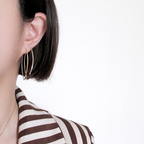 Miss Maru Jewellery 極簡 | 優雅微笑圓弧黃銅刻花彎管925純銀線耳針耳環