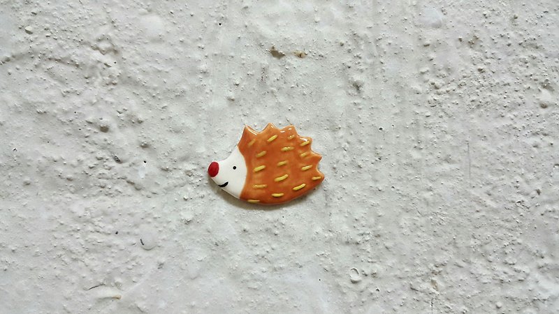 Small hedgehog ceramic pin - เข็มกลัด - ดินเผา สีนำ้ตาล