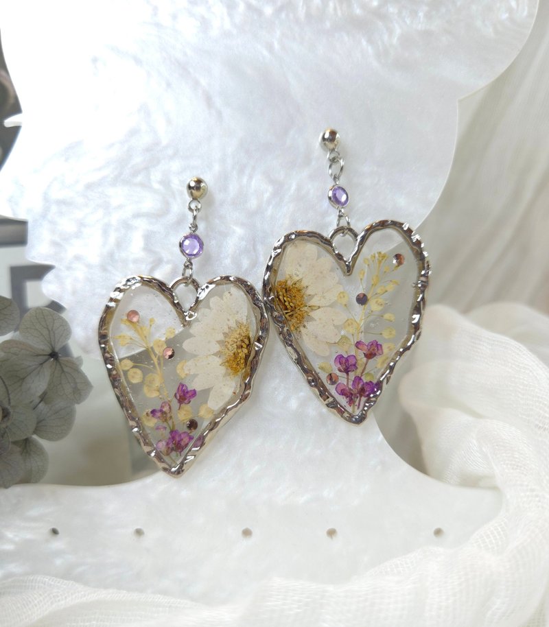 Pressed Flower Earrings: A Dialogue of Flowers and Flora - ต่างหู - เรซิน ขาว