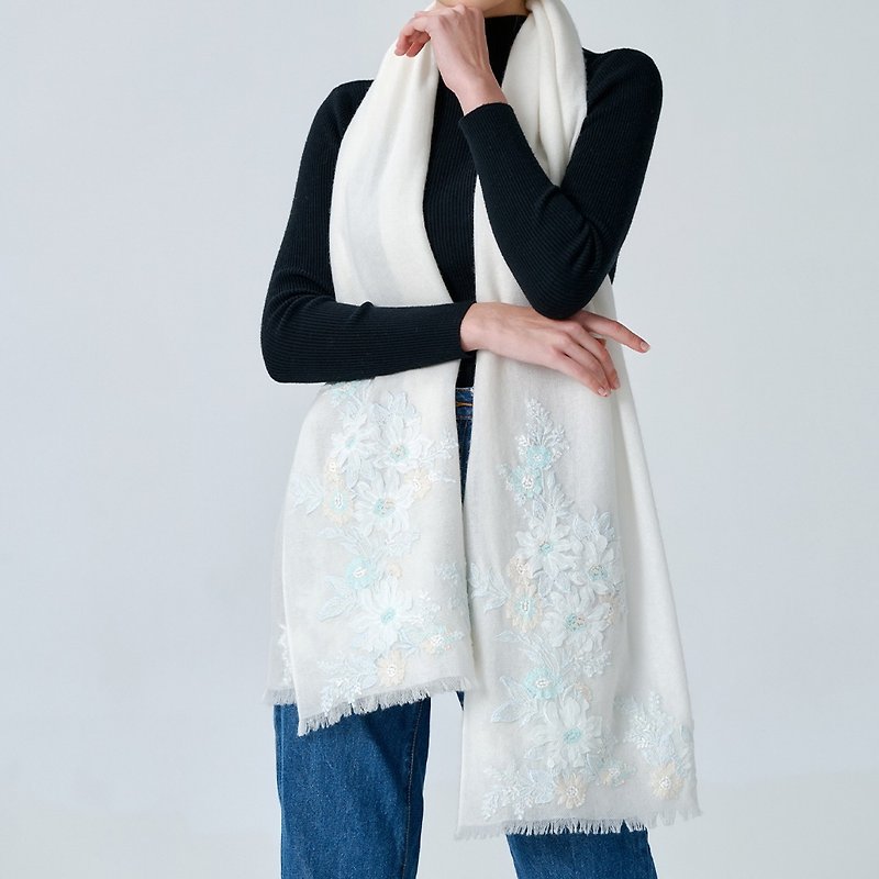 [Light luxury] Gina high-quality laser multi-color lace embroidery pure cashmere Cashmere scarf - cream white - ผ้าพันคอถัก - วัสดุอื่นๆ ขาว